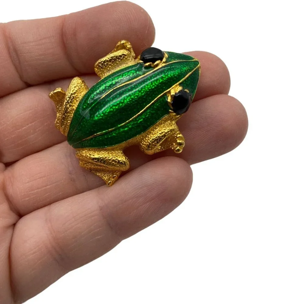 Frog brooch lapel pin green enamel gold tone black eyes unmarked reptile amphibi